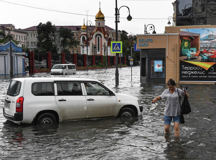 Затопленная улица во Владивостоке