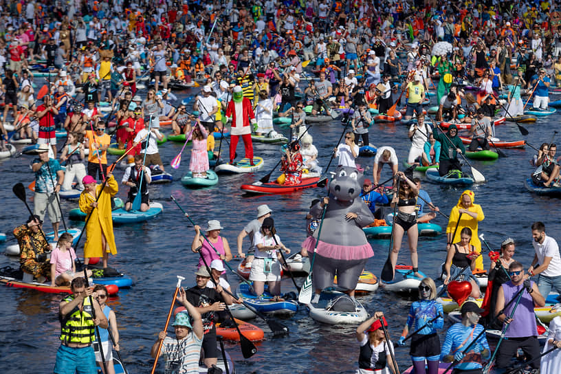 Санкт-Петербург. Участники фестиваля сапсерфинга «Фонтанка SUP» в карнавальных костюмах сплавляются по реке Фонтанке