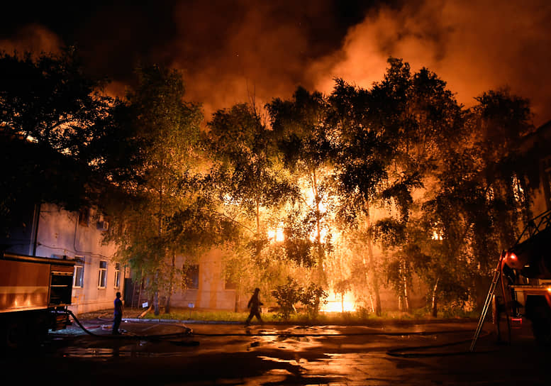 Донецк. Пожарные тушат горящее после обстрела здание Донецкого университета экономики и торговли