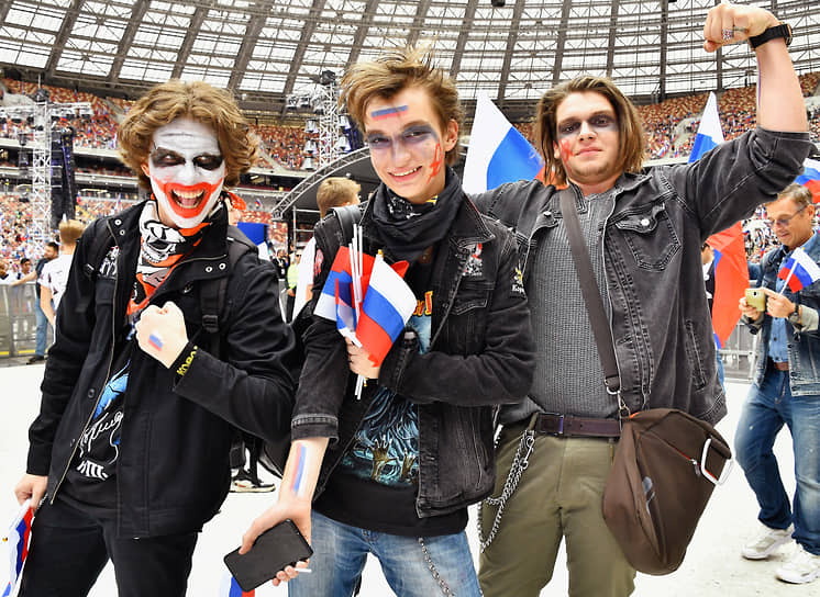 Москва. Зрители перед началом концерта на стадионе «Лужники» в честь Дня государственного флага 