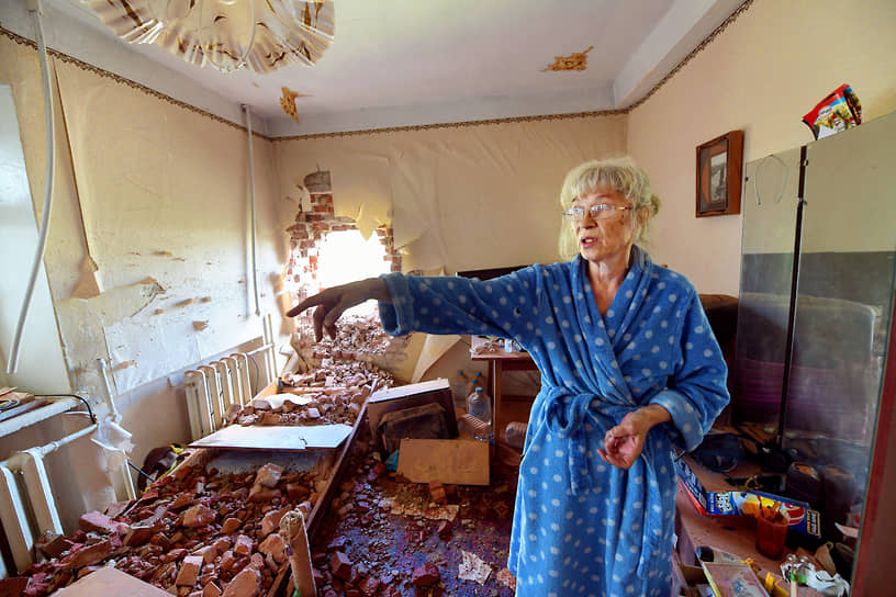Донецк. Местная жительница показывает свой дом, пострадавший от обстрела 
