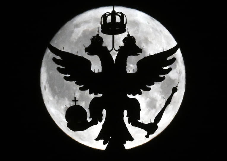 Москва. Двуглавый орел на фоне Луны