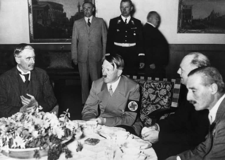 Глава британского правительства Невилл Чемберлен и Адольф Гитлер в 1938 году