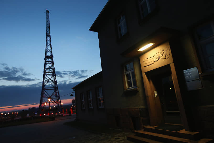 Дом-музей и деревянная вышка-антенна высотой 111 м Глейвицкой радиостанции в Польше в 2014 году