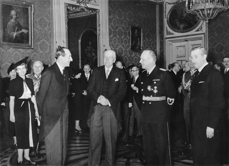 Министр иностранных дел Германии Иоахим фон Риббентроп и министр иностранных дел Польши Юзеф Бек во время приема в Королевском замке в Варшаве в январе 1939 года