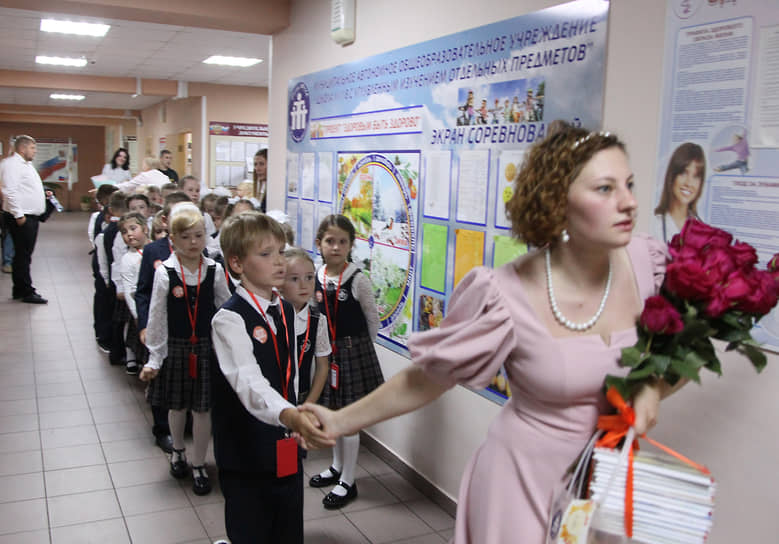 Нижний Новгород. Учитель ведет школьников в класс после линейки 