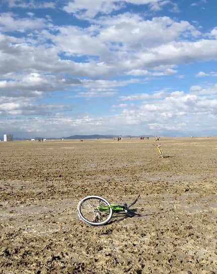 Организаторы Burning Man запретили въезд и выезд с площадки, пока песок не высохнет