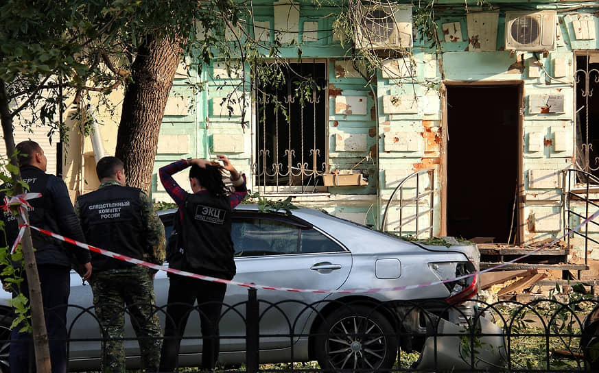 Сотрудники следственных органов во время работы на месте падения БПЛА в Ростове-на-Дону