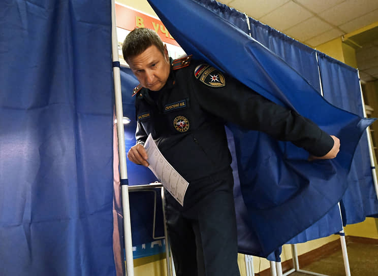 Донецк. Сотрудник МЧС выходит из кабинки для голосования
