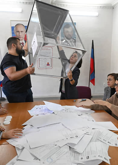 Донецк. Члены участковой избирательной комиссии достают бюллетени