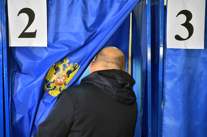 Новосибирск. Мужчина заходит в кабинку для голосования