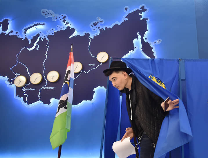 Новосибирск. Избиратель выходит из кабинки для голосования на участке в Сибирском государственном университете водного транспорта