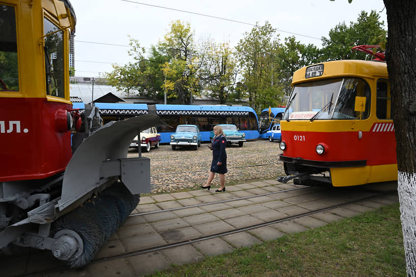 Проезд моделей трамваев разных лет в районе ВДНХ