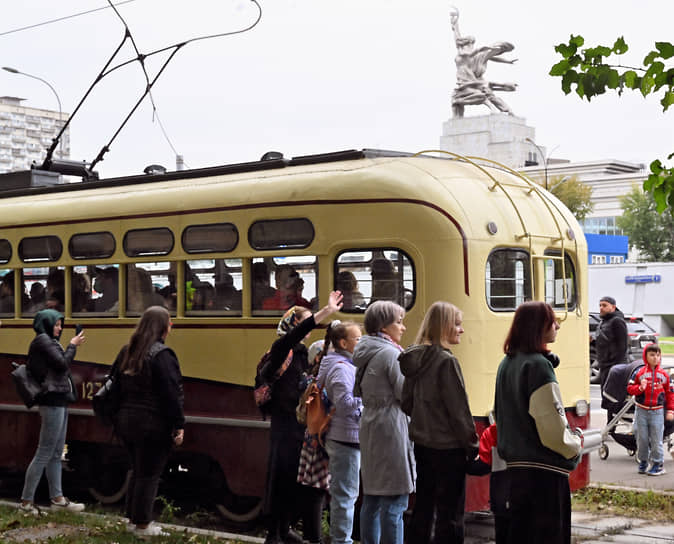 Праздничный парад трамваев, приуроченный ко Дню города