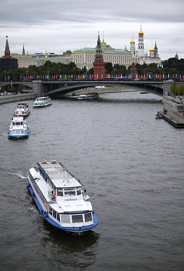 Речные суда проследовали от Южного речного вокзала до Андреевского моста мимо основных достопримечательностей Москвы