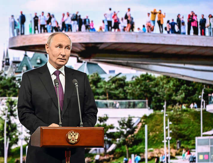 Президент России Владимир Путин выступает на праздновании Дня города в парке «Зарядье»