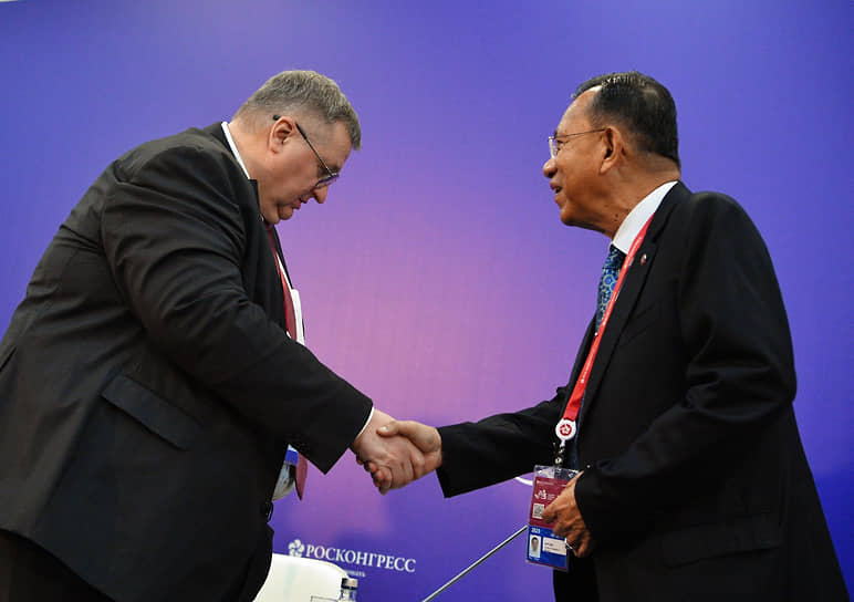 Российский вице-премьер Алексей Оверчук (слева) и министр инвестиций и внешних экономических связей Мьянмы Кан Зо