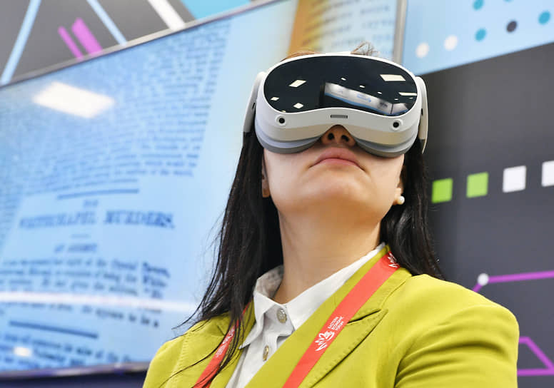 Девушка тестирует VR-очки на одном из стендов ВЭФ
