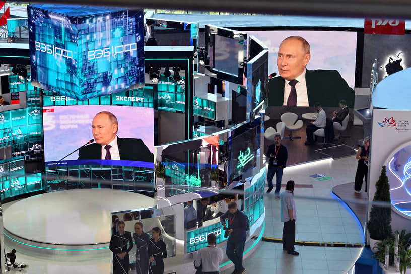 Трансляция встречи президента РФ Владимира Путина с модераторами ключевых сессий ВЭФ