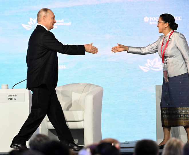 Президент РФ Владимир Путин и вице-президент Лаоса Пани Ятхоту на пленарном заседании ВЭФ