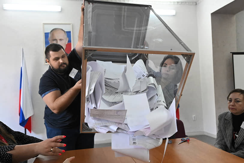 Единый день голосования: члены участковой избирательной комиссии перед началом подсчета голосов