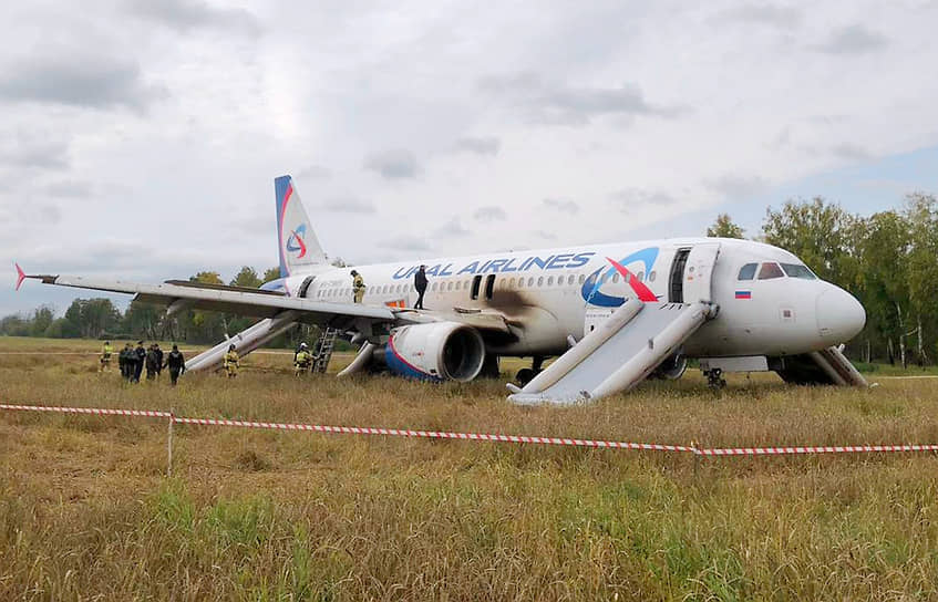 Самолет после завершения эвакуации пассажиров