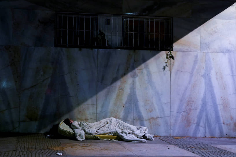 Буэнос-Айрес, Аргентина. Бездомный спит на улице