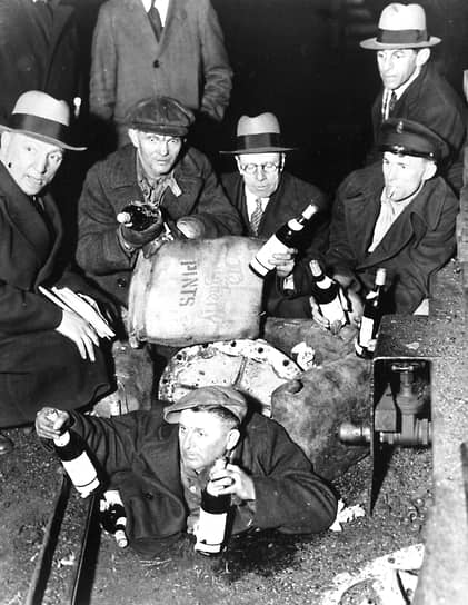 Инспекторы демонстрируют алкоголь, найденный в партии угля в гавани Нью-Йорка, 1932 год