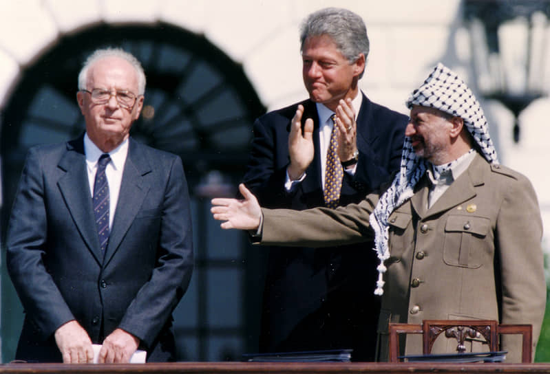 Историческое рукопожатие премьер-министра Израиля Ицхака Рабина и главы ООП Ясира Арафата на лужайке Белого дома после подписания соглашения Осло 13 сентября 1993 года 