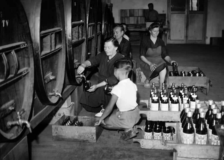 Французы разливают напитки в винном погребе, 1945 год