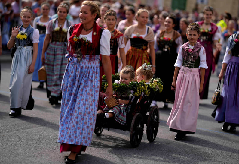 Участницы фестиваля в традиционных костюмах на параде «Октоберфеста»