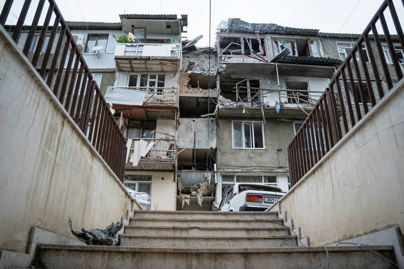 Власти США и Европы призвали Азербайджан остановить военные действия
&lt;br> На фото: жилой дом, пострадавший в результате обстрела Степанакерта
