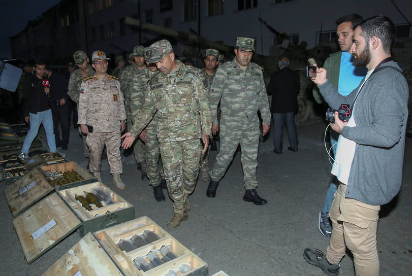 Азербайджанские военнослужащие показывают военным атташе и журналистам оружие и технику, захваченные у карабахских армян в ходе военной операции