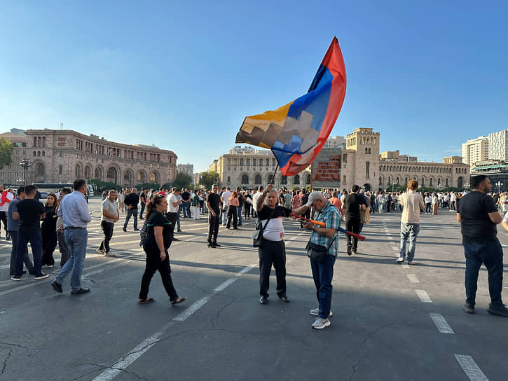 Премьер-министр Армении Никола Пашинян провел заседание Совета безопасности страны и по его итогам заявил, что Ереван не намерен начинать военные действия с Азербайджаном из-за ситуации в Карабахе&lt;br>
На фото: митинг в Ереване