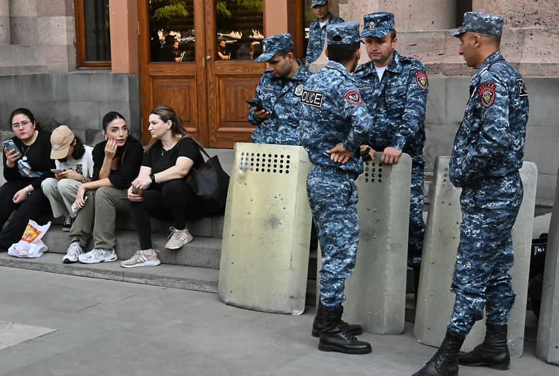 Участники митинга в Ереване и силовики