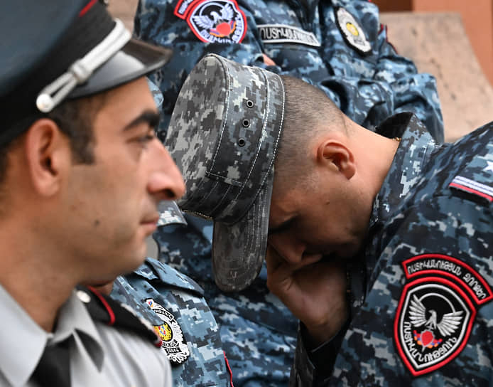 Правоохранительные силы Армении блокируют проход к правительству