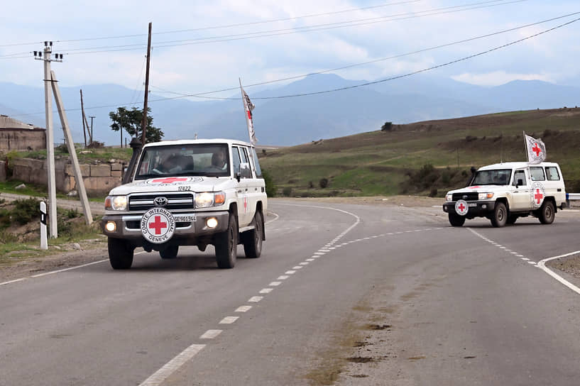 Автомобили Красного Креста на блок-посте в селе Корнидзор Сюникской области