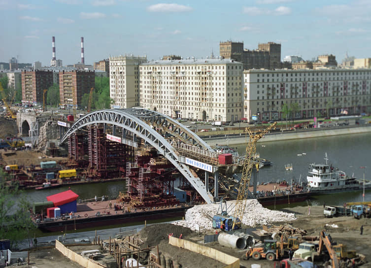 Перенос Андреевского моста вниз по течению Москвы-реки в 1999 году
