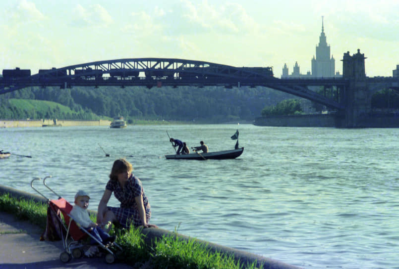 Андреевский железнодорожный мост через Москву-реку в 1987 году