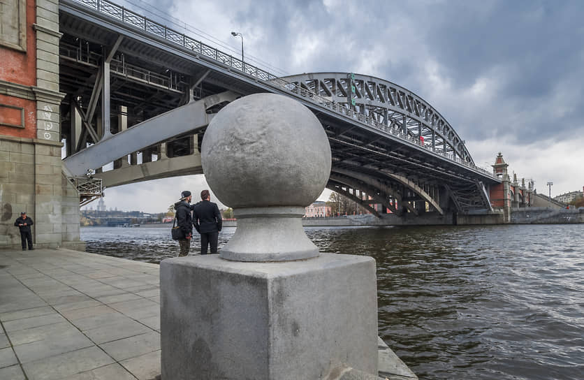 Пушкинский (Андреевский) мост соединяет Пушкинскую набережную Нескучного сада с Фрунзенской набережной