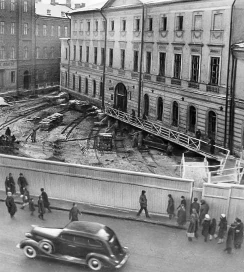 Перемещение здания Глазной больницы на углу улицы Горького и переулка Садовских в 1940 году