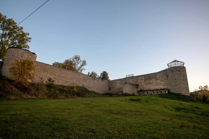 Шушинская крепость имела важное оборонительное значение, защищая регион от вражеских набегов