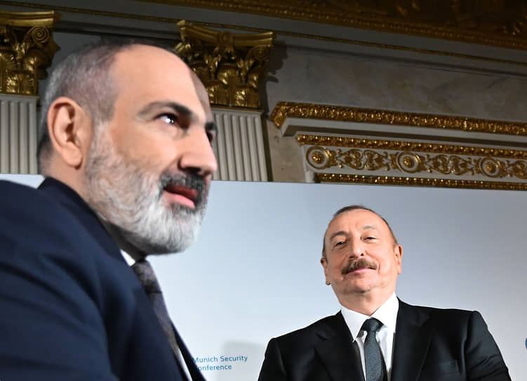 Премьер Армении Никол Пашинян (слева) уже пообещал, что страна примет армян Карабаха, если их жизнь в регионе под контролем Азербайджана станет невозможной