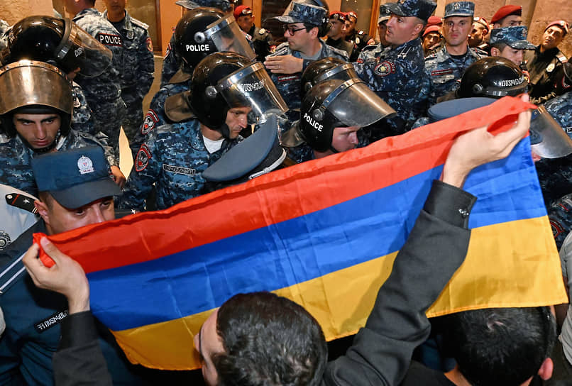 Ереван, Армения. Протестующие штурмуют здание правительства, требуя признать независимость Нагорного Карабаха после начала «антитеррористических мероприятий» Азербайджана