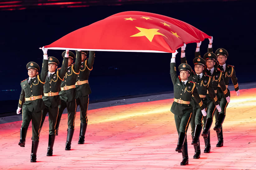 Китайские военные несут флаг страны 