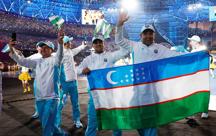 Спортсмены из Узбекистана на церемонии открытия