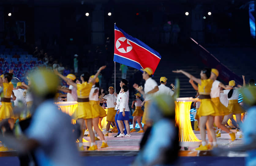 Северокорейские спортсмены на церемонии открытия