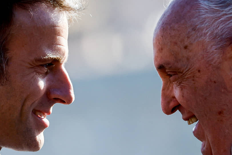 Папа римский Франциск (справа) и президент Франции Эмманюэль Макрон