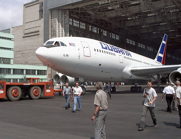 В марте 2014 года «Аэрофлот» завершил эксплуатацию Ил-96 на рейсах Ташкент — Москва. После этого несколько самолетов продали кубинской авиакомпании Cubana. В разное время переговоры о продаже Ил-96 также вели с Китаем, Сирией и Зимбабве. Но пока кубинская компания остается единственным коммерческим эксплуатантом Ил-96