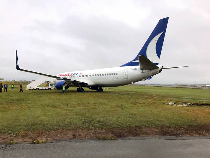 В аэропорту Перми турецкий Boeing выкатился за пределы взлетно-посадочной полосы 
